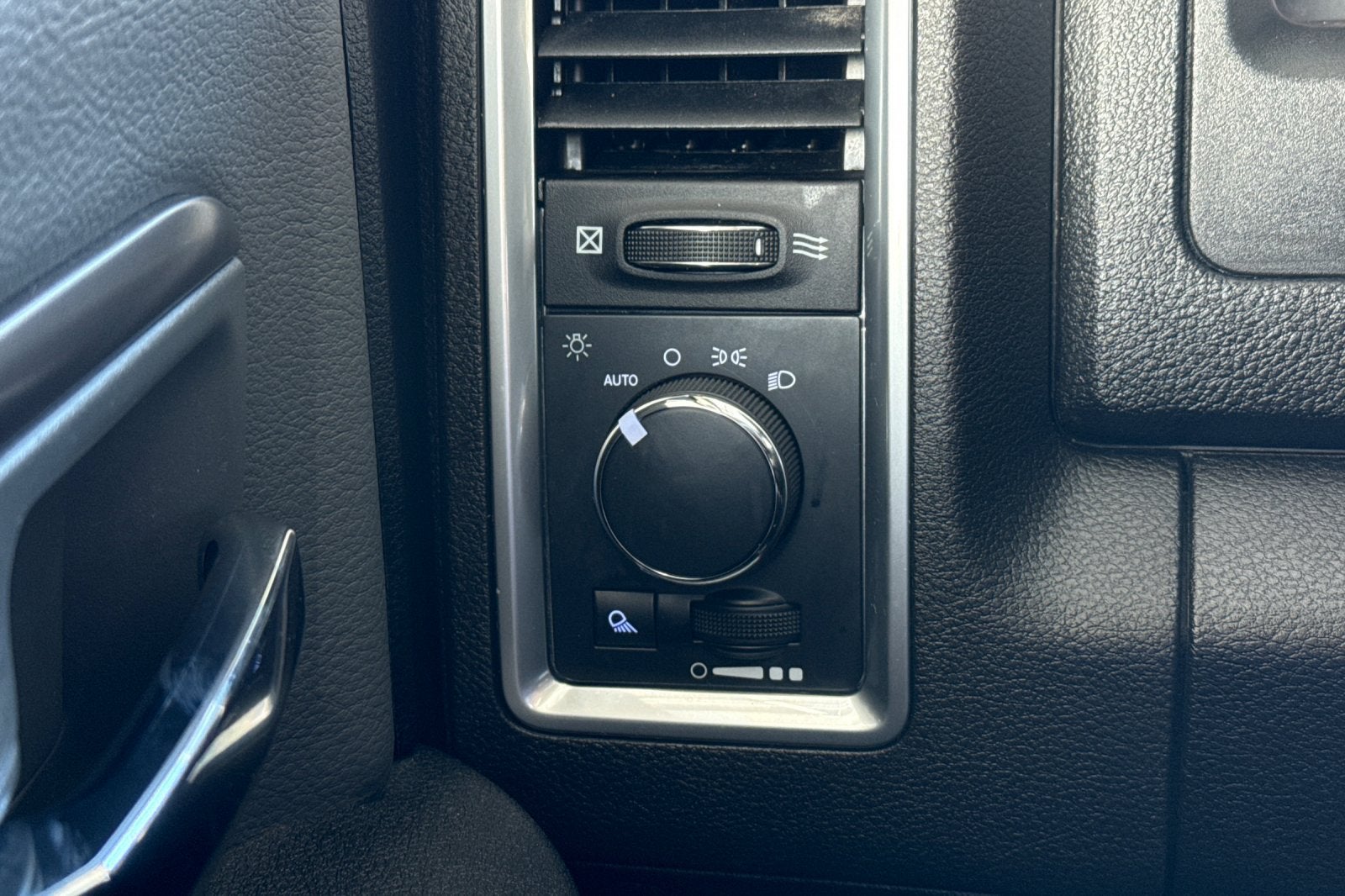 2024 RAM 1500 Classic SLT Quad Cab 4x2 6'4" Box