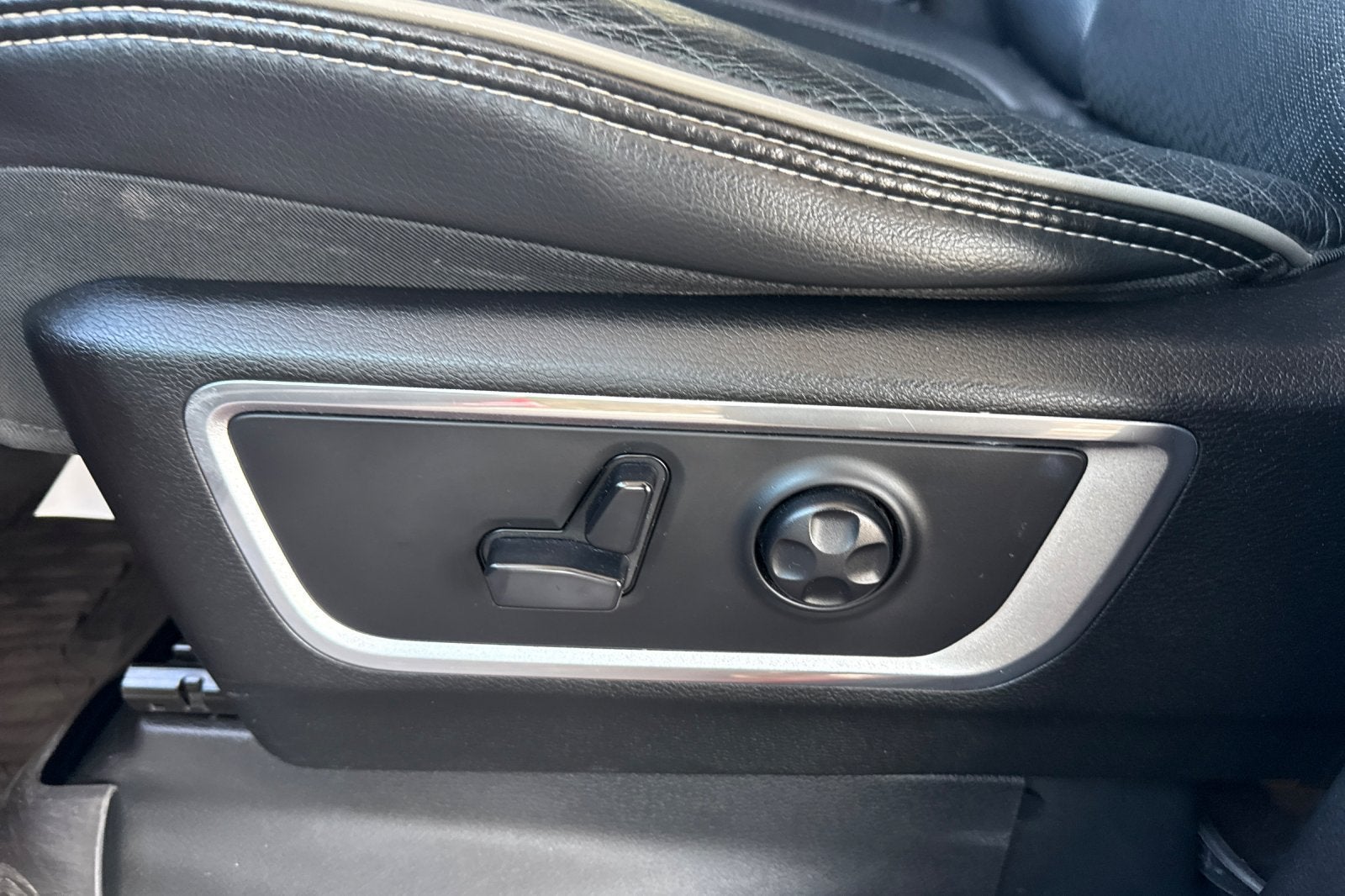 2019 RAM 1500 Laramie Crew Cab 4x2 5'7" Box