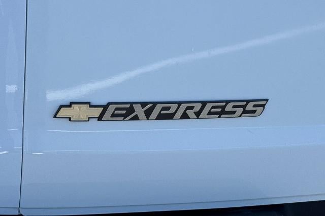 2024 Chevrolet Express Passenger 3500 1LT