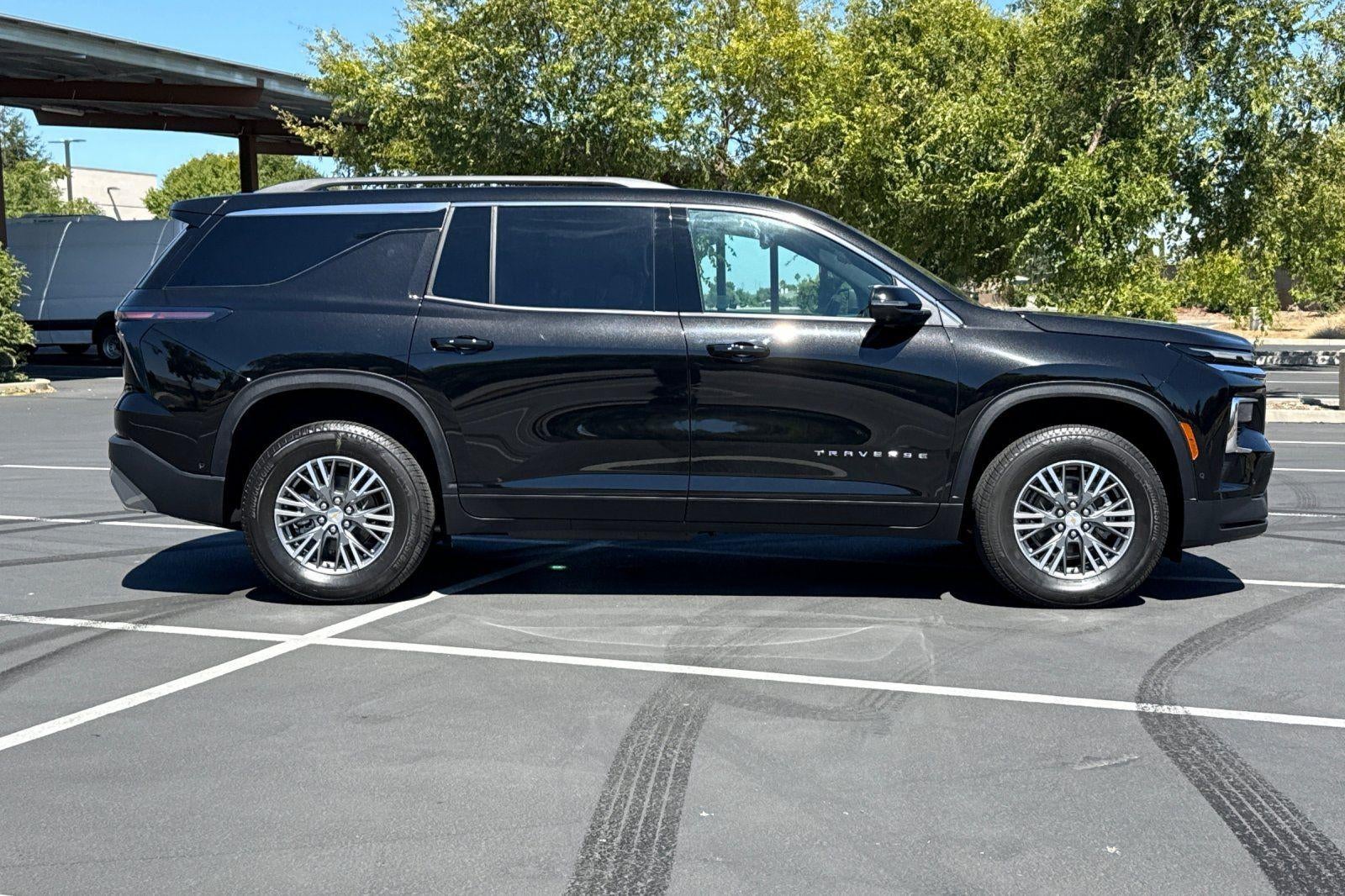 2027 Chevrolet Traverse LT - Photo 6