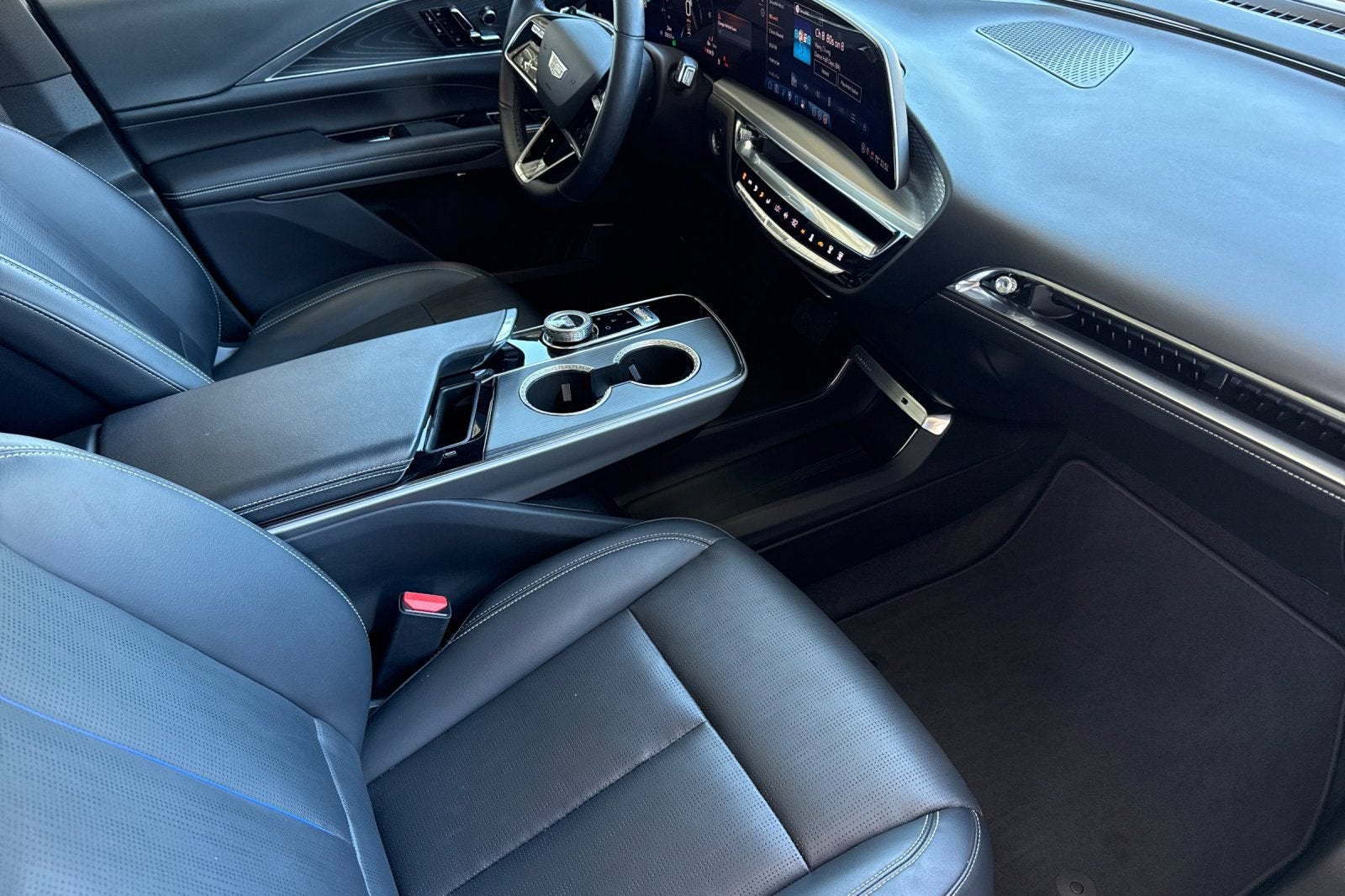 2024 Cadillac LYRIQ Luxury 1