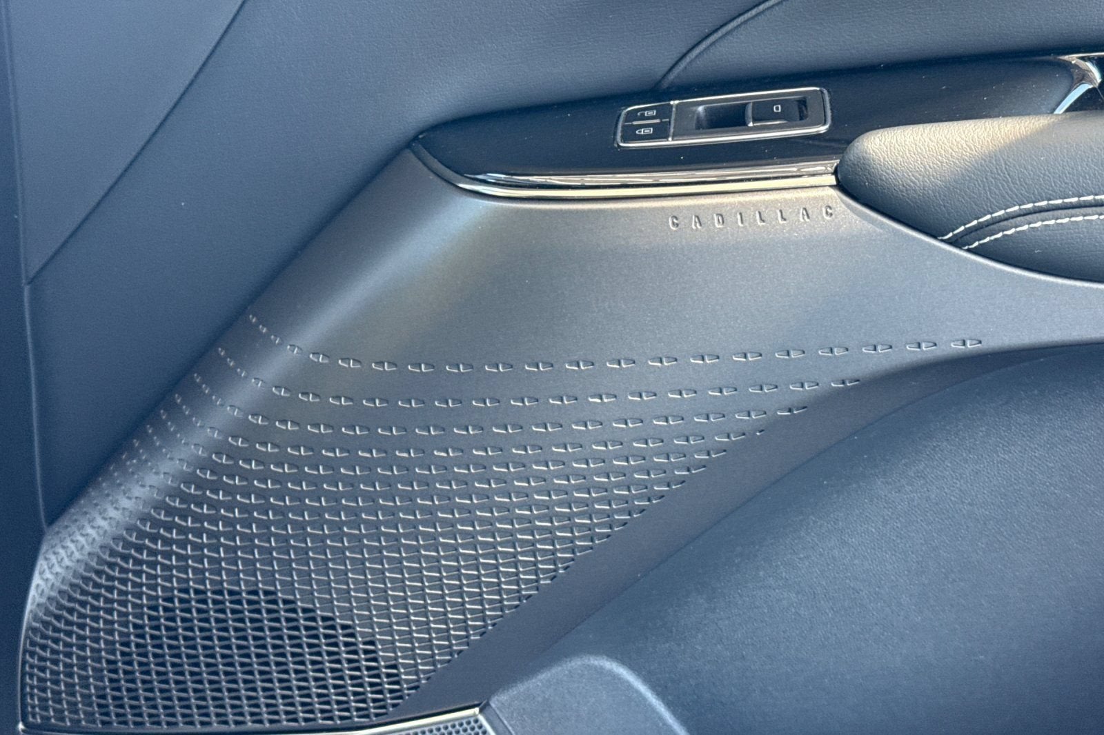 2024 Cadillac LYRIQ Luxury 1