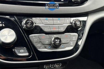 2025 Chrysler Voyager LX