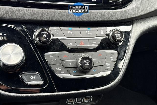 2025 Chrysler Voyager LX