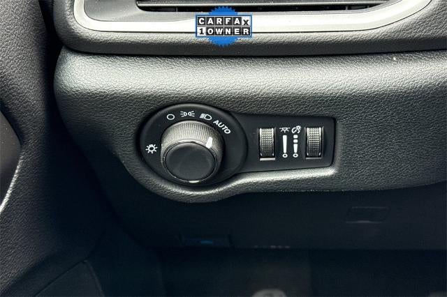 2025 Chrysler Voyager LX