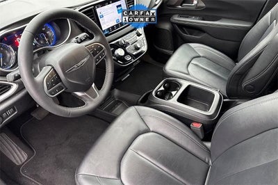 2025 Chrysler Voyager LX