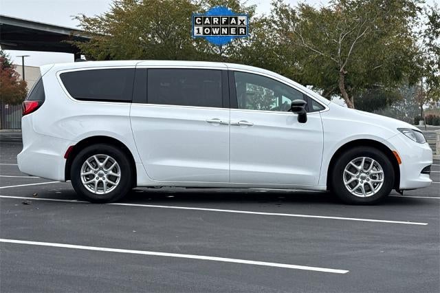 2025 Chrysler Voyager LX