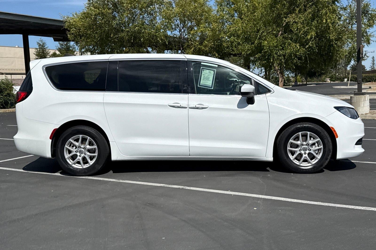 2022 Chrysler Voyager LX