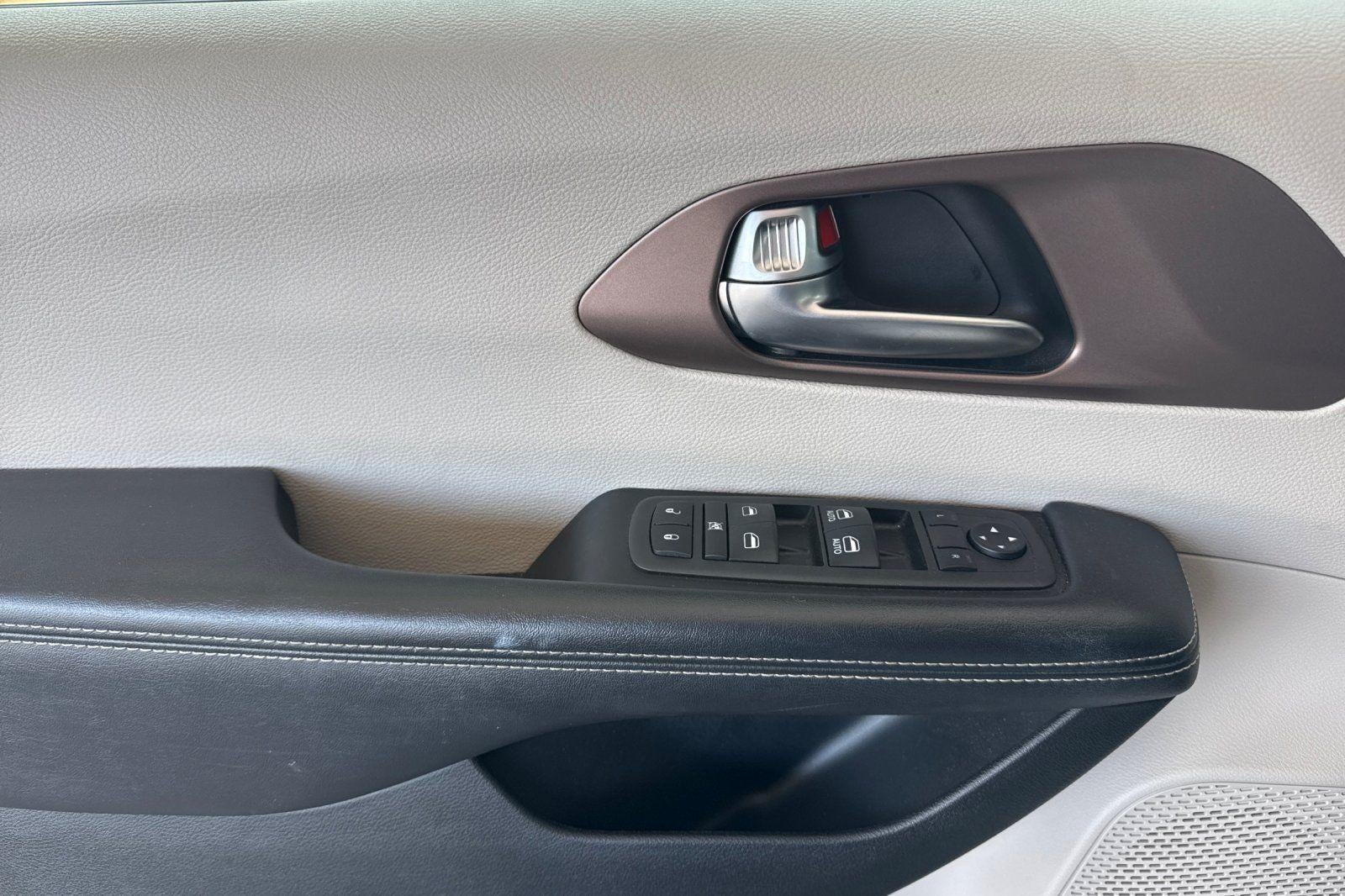 2022 Chrysler Voyager LX