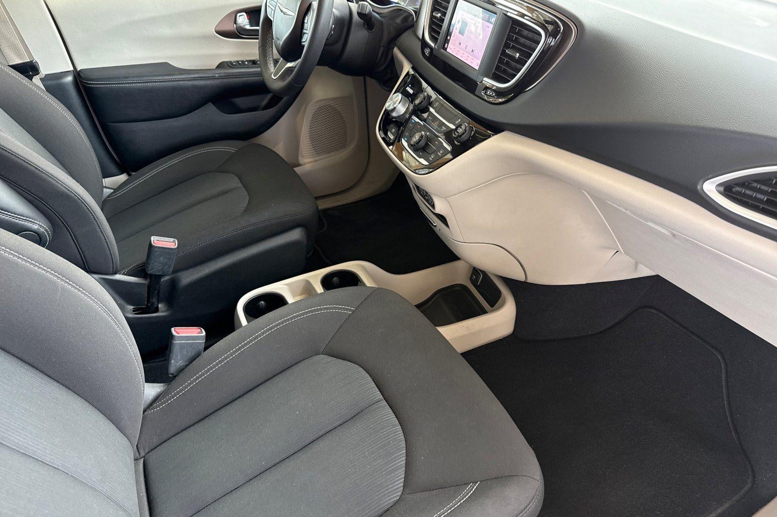 2022 Chrysler Voyager LX
