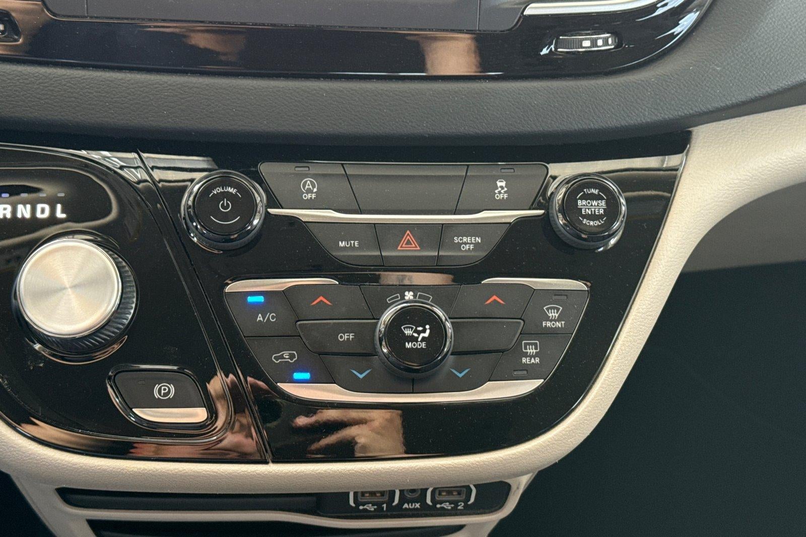 2022 Chrysler Voyager LX