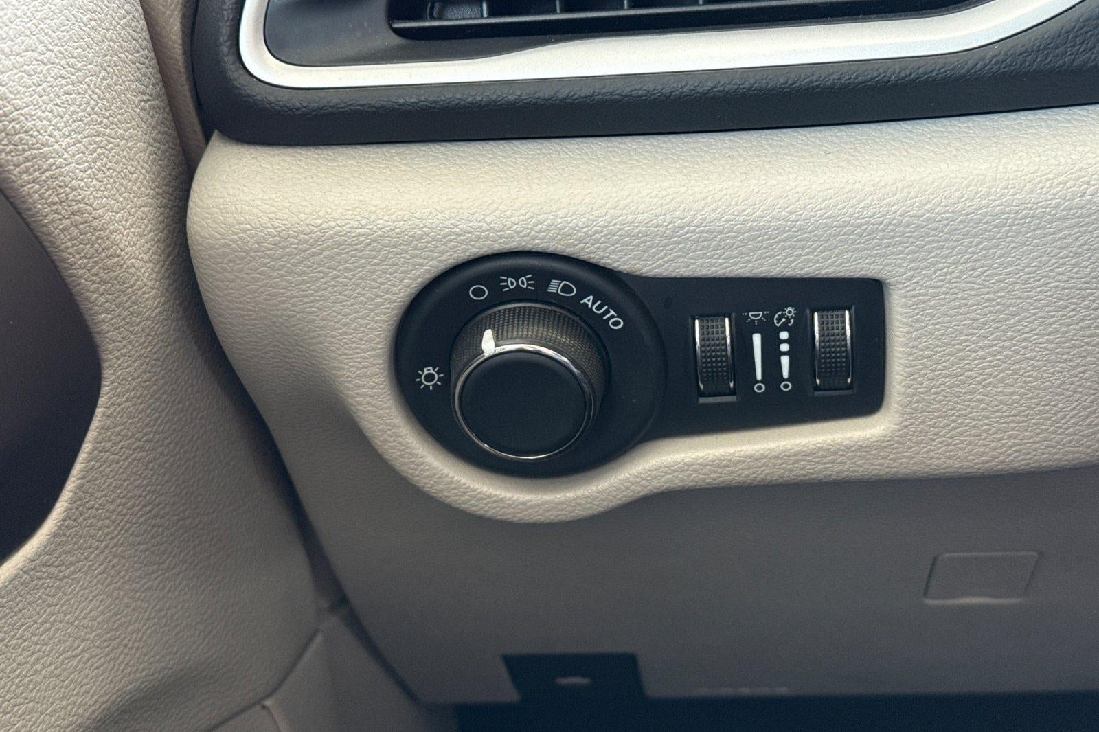 2022 Chrysler Voyager LX