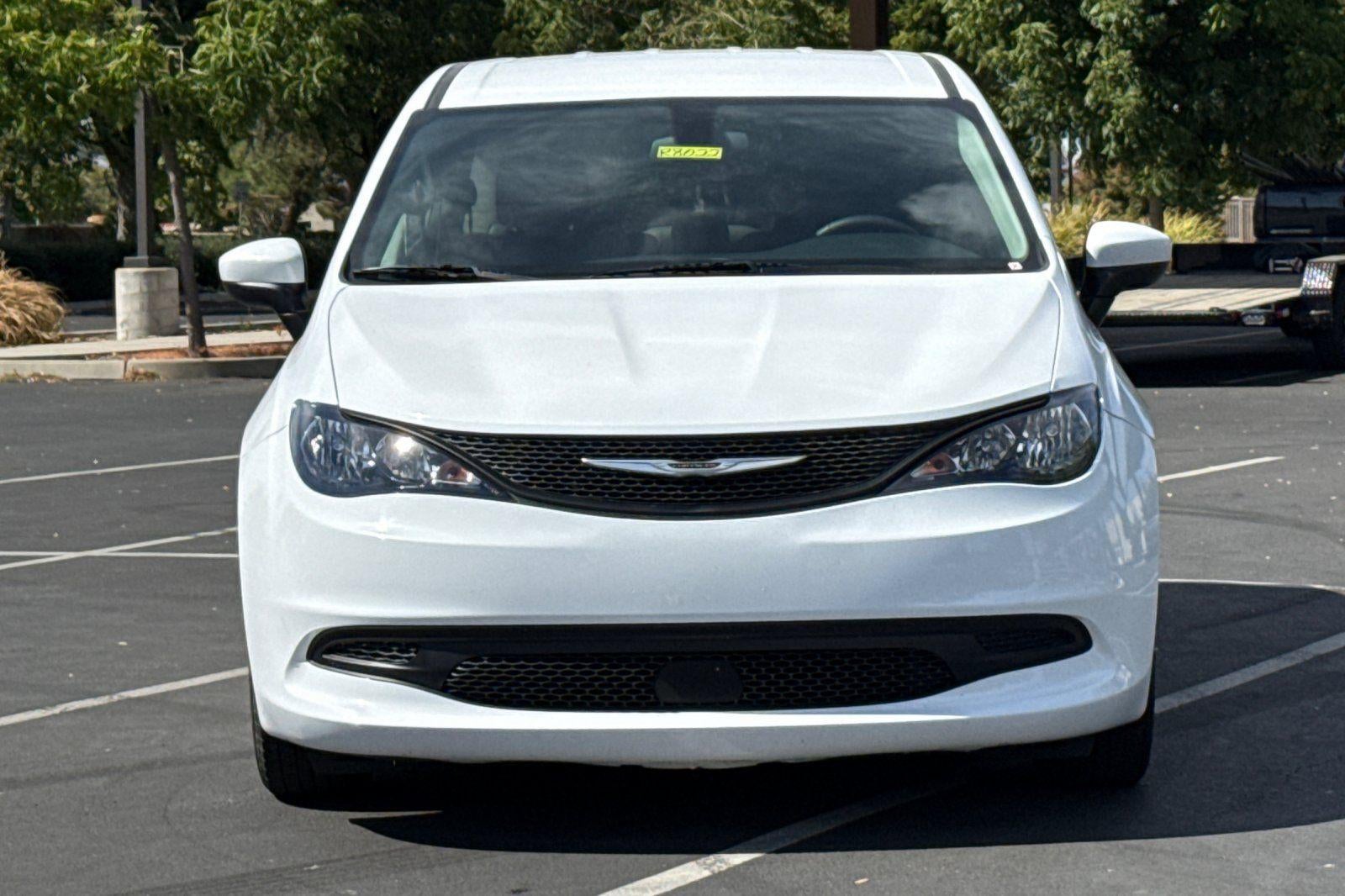 2022 Chrysler Voyager LX