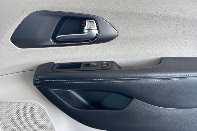 2022 Chrysler Pacifica Hybrid Touring L