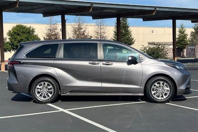 2024 Toyota Sienna LE