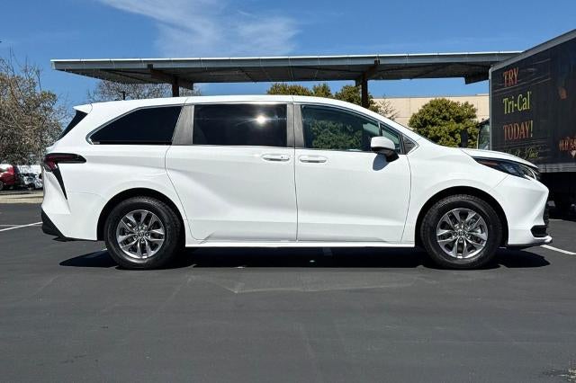 2025 Toyota Sienna LE