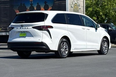 2025 Toyota Sienna LE