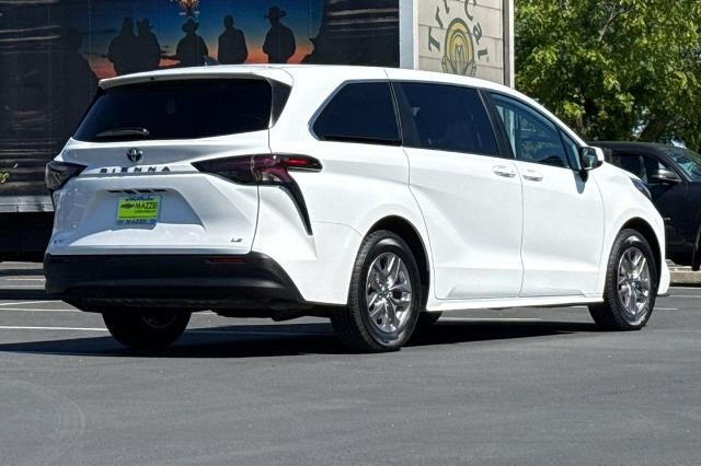 2025 Toyota Sienna LE