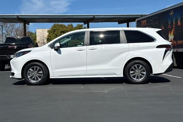 2025 Toyota Sienna LE