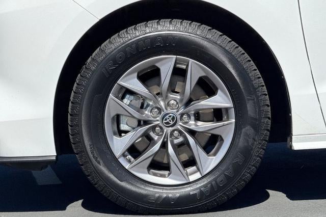 2025 Toyota Sienna LE