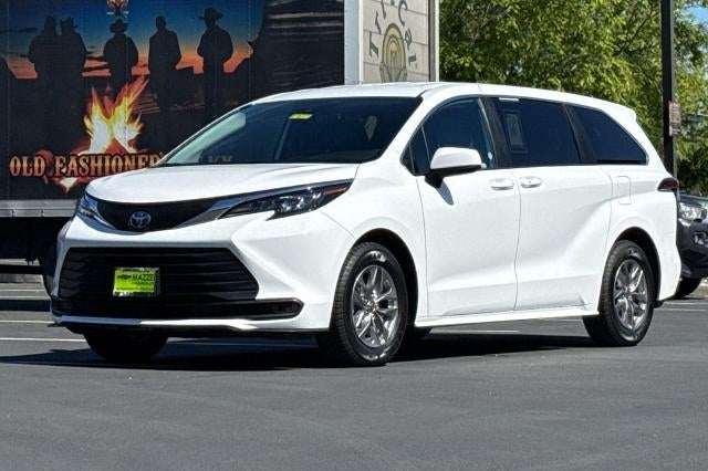 2025 Toyota Sienna LE