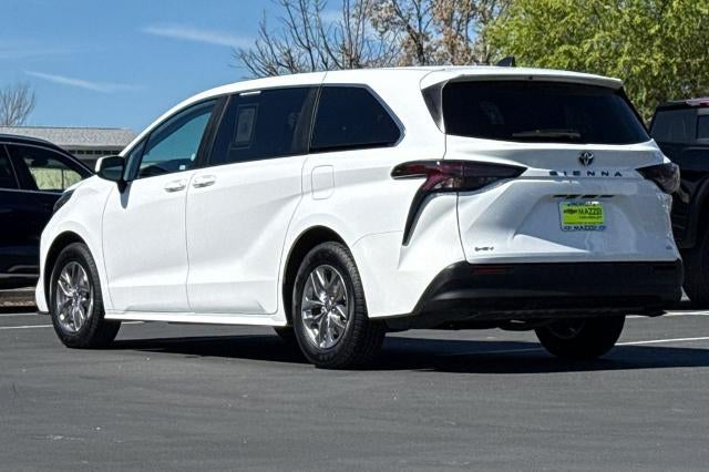 2025 Toyota Sienna LE